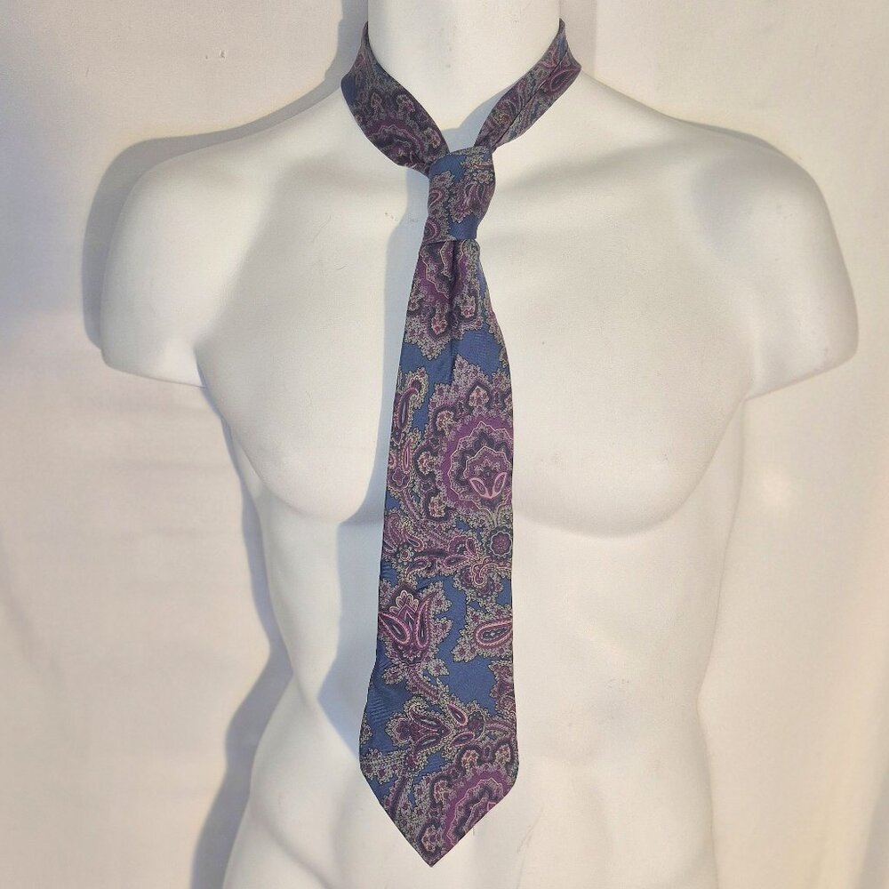 Halston Paisley necktie. Made in USA, 100% Italian silk  55" Long